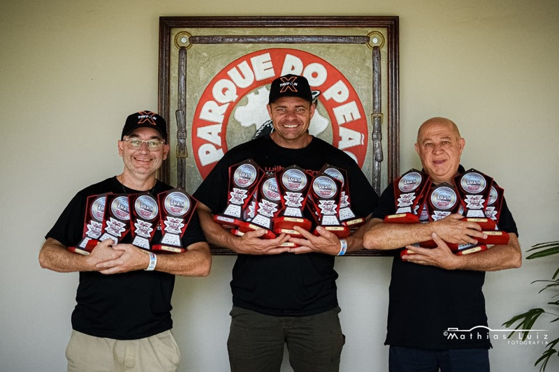 Os recordistas Wilber Madeira e Marcelo MegaSom ao lado do presidente de Os Independentes, Jerônimo Muzeti (Mathias Losonczi)