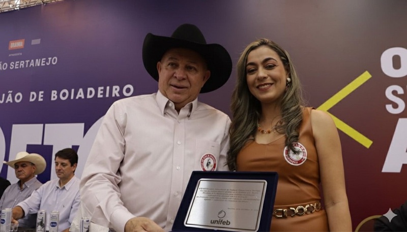 Imagem JPG, UNIFEB homenageia presidente de Os Independentes durante cerimônia de posse da nova diretoria