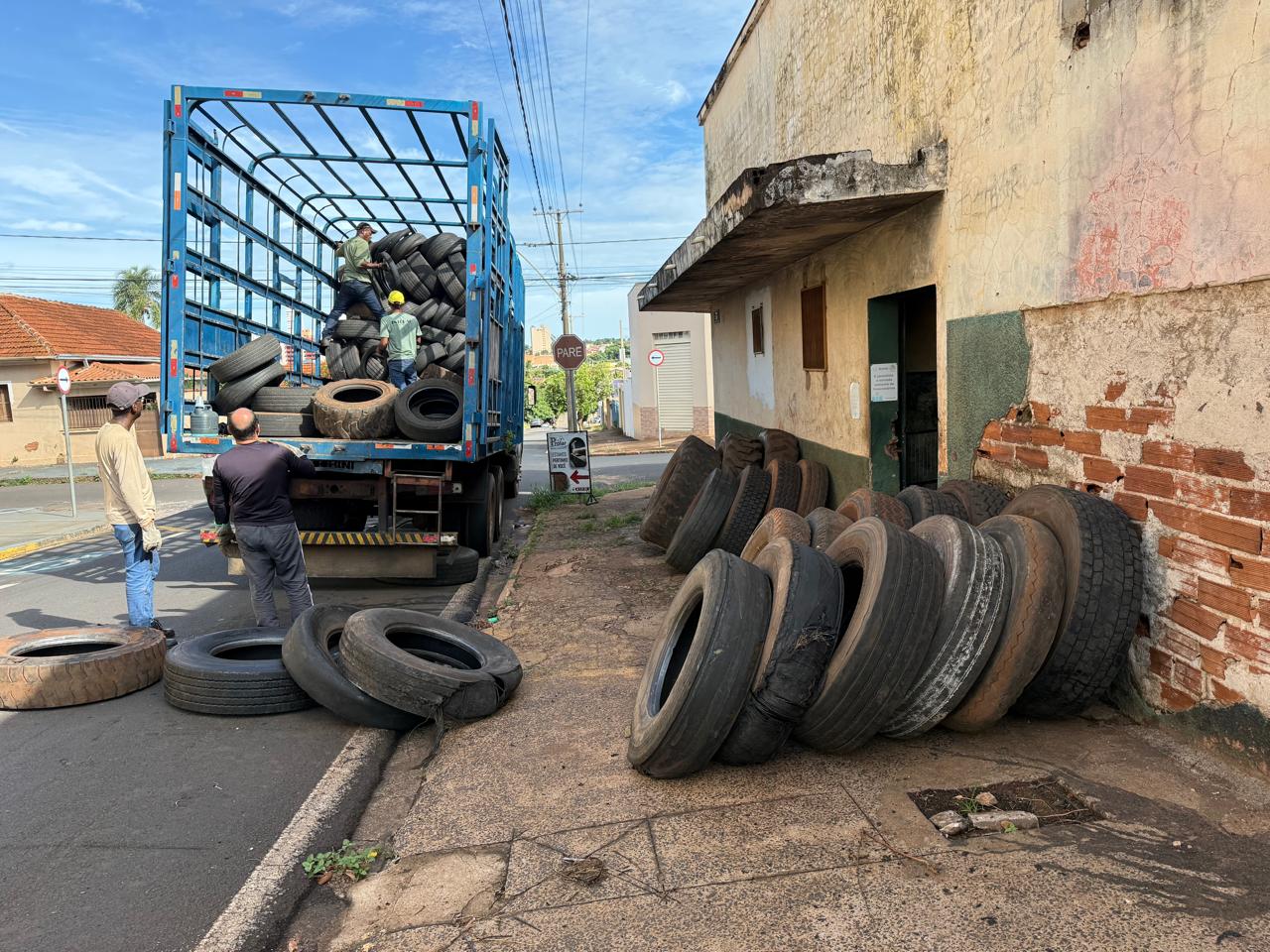 Imagem JPG, Controle de Vetores orienta sobre descarte correto de pneus