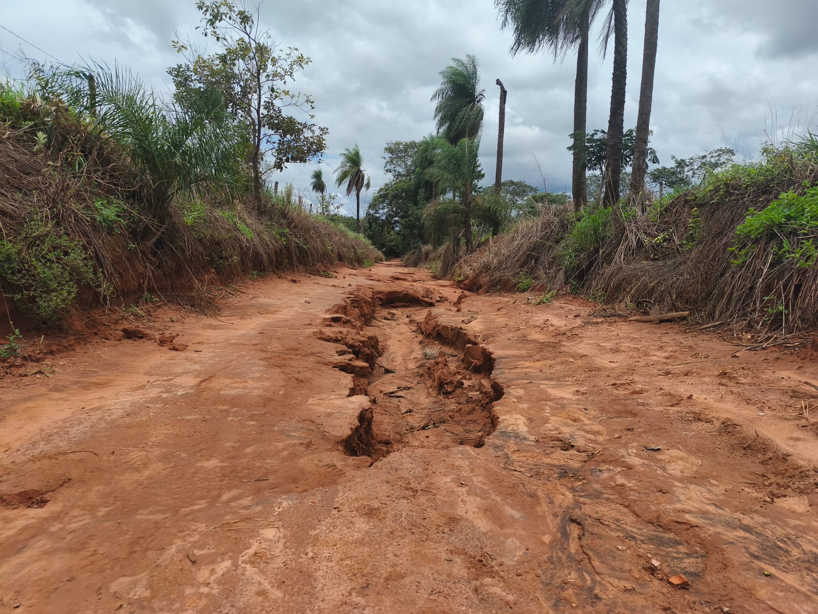Imagem JPG, Moradores solicitam atenção para a Estrada Rural Inhumas, que liga as comunidades Contendas e Lagoinha