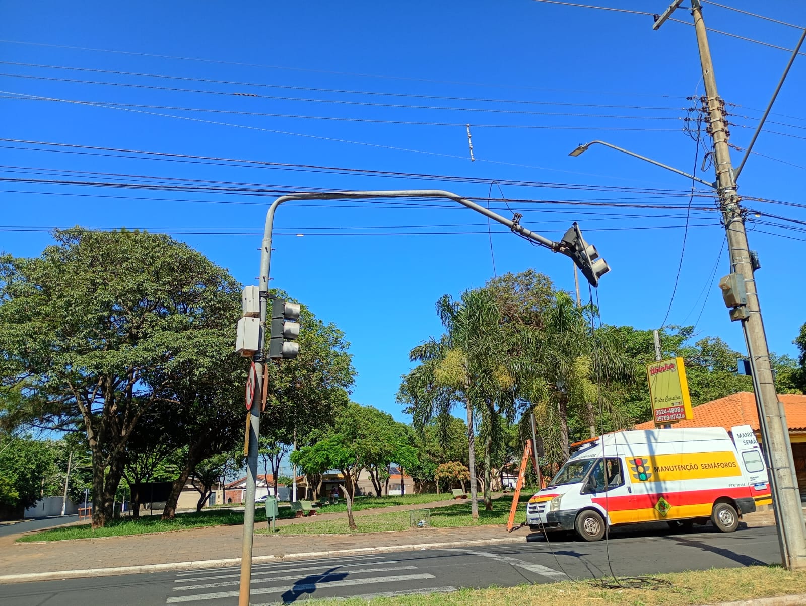 Secretaria de Trânsito trabalha na recuperação de semáforos danificados por caminhão no bairro Pedro Cavalini 