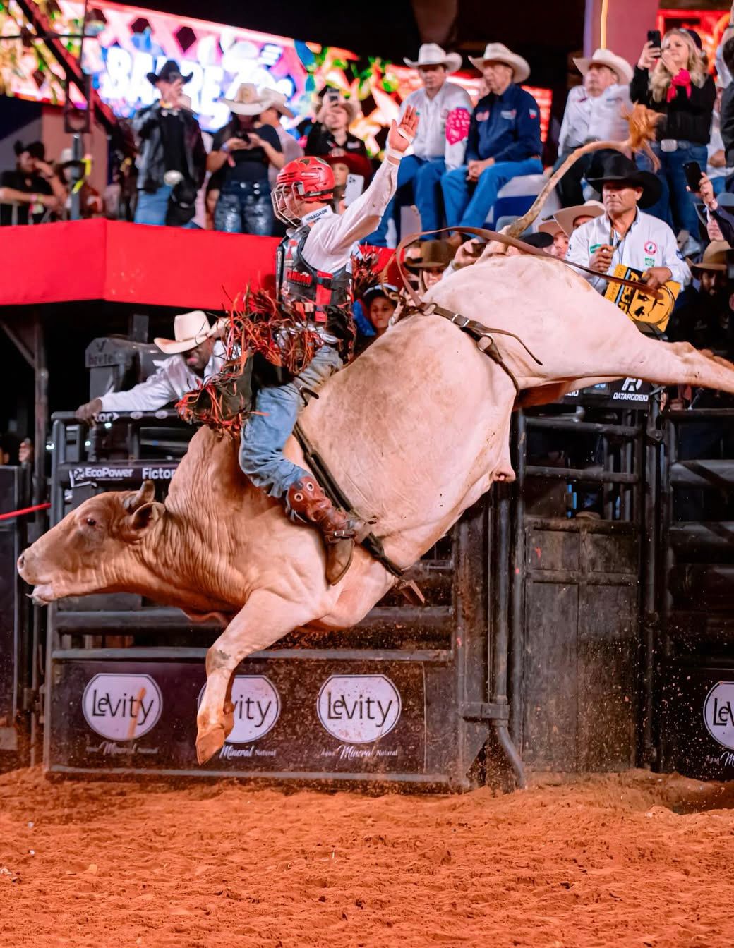 Votu International Rodeo realiza Desafio do Bem com campeões de Barretos em prol da Santa Casa de Votuporanga