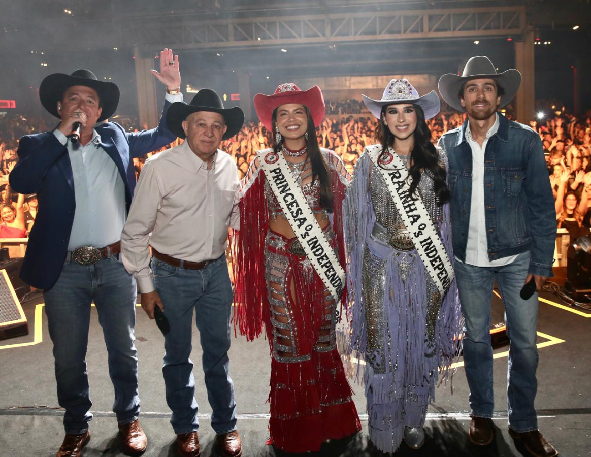 Evento reuniu o presidente Jeronimo Muzeti, o diretor cultural Pedro Muzeti, a Rainha Lara Peghim e a Princesa Thaiane Galvão, em apresentação conduzida pelo locutor Cuiabano Lima  (Divulgação)