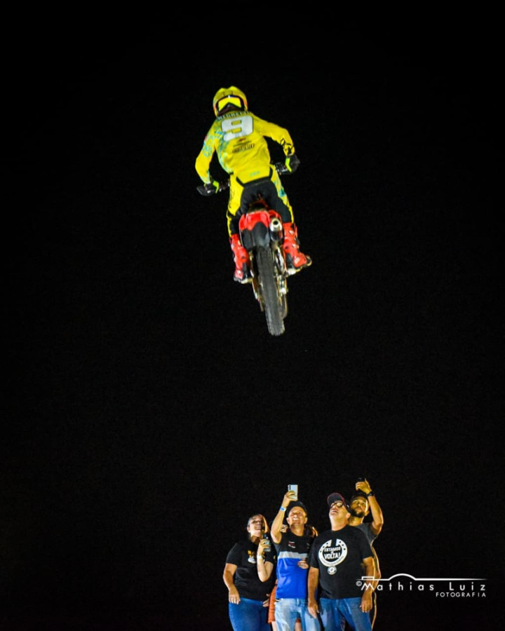 O público vibrou com o freestyle no Barretos Motorcycles. Jorge Negretti, ao lado de Jeff Campacci e Nathan Azevedo, levantou a galera com manobras radicais na pista de exibição (Mathias Luiz)