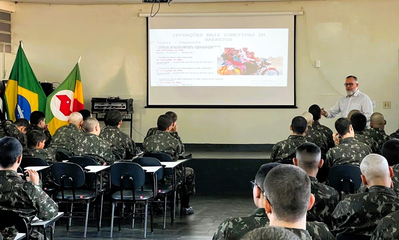 Atiradores do Tiro de Guerra de Barretos recebem instrução sobre segurança e prevenção de acidentes no trânsito