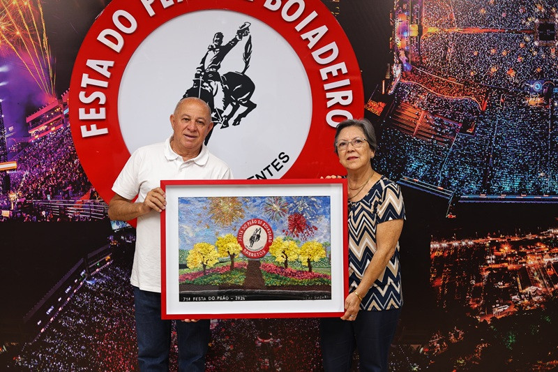 o presidente de Os Independentes, Jeronimo Luiz Muzeti, recebeu a obra original do cartaz oficial da 71ª Festa do Peão de Barretos, assinada pela artista Vera Lúcia Suzuki Vieira (Eduardo Trindade)