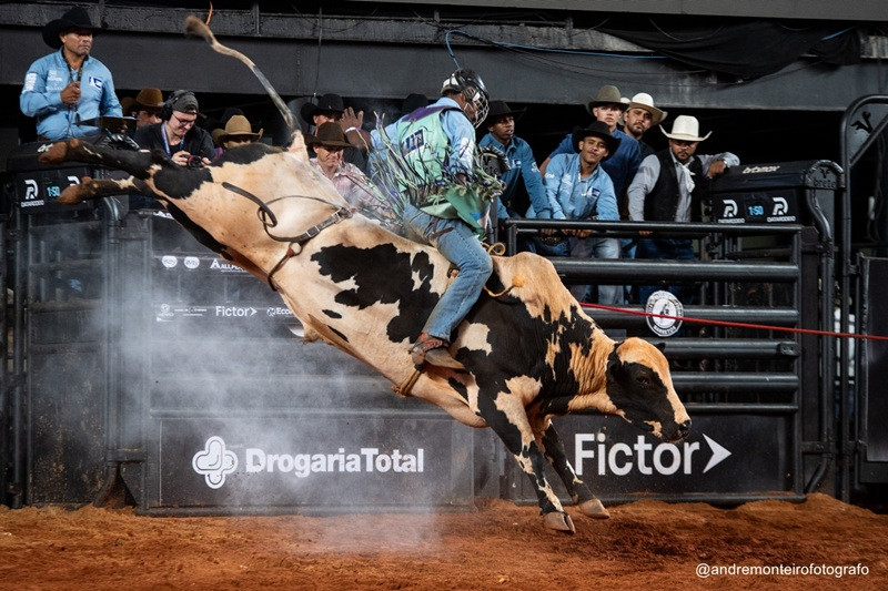 Com cerca de 3,5 mil competidores e mais de R$ 1,5 milhão em premiação, o rodeio da Festa do Peão de Barretos reúne as principais modalidades e campeonatos do país na maior arena da América Latina. (André Monteiro)