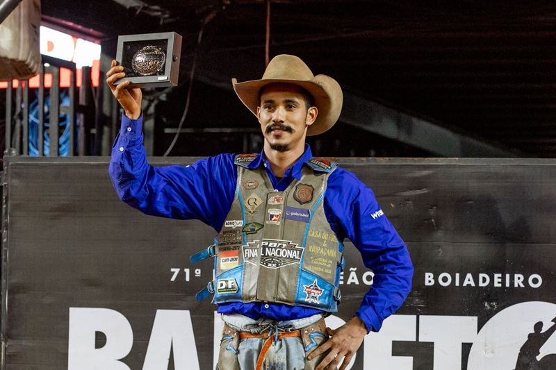 Warley Oliveira vence segunda noite das montarias em touro pela PBR Brazil na Festa do Peão de Barretos