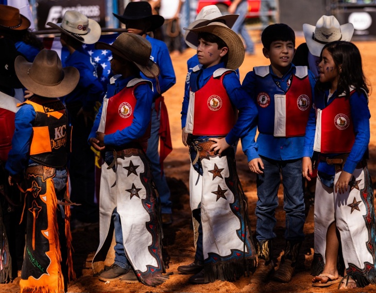 Rancho do Peãozinho abre competições de montaria em carneiros para crianças competições ocorrem todos os dias, com inscrições gratuitas