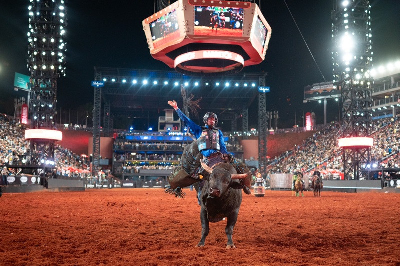 Na final barretense, Velasco montou o touro Mickey Mouse (Alberto Gonzaga)