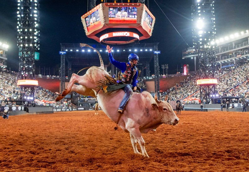 Gabriel montou o touro Alucinante na final em Barretos (Alberto Gonzaga)