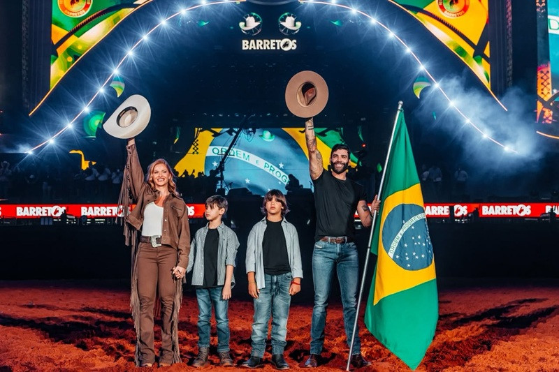 Gusttavo Lima, acompanhado dos filhos e de Andressa Suita, abriu a grande final das montarias em touros na arena de Barretos (Alisson Demetrio)