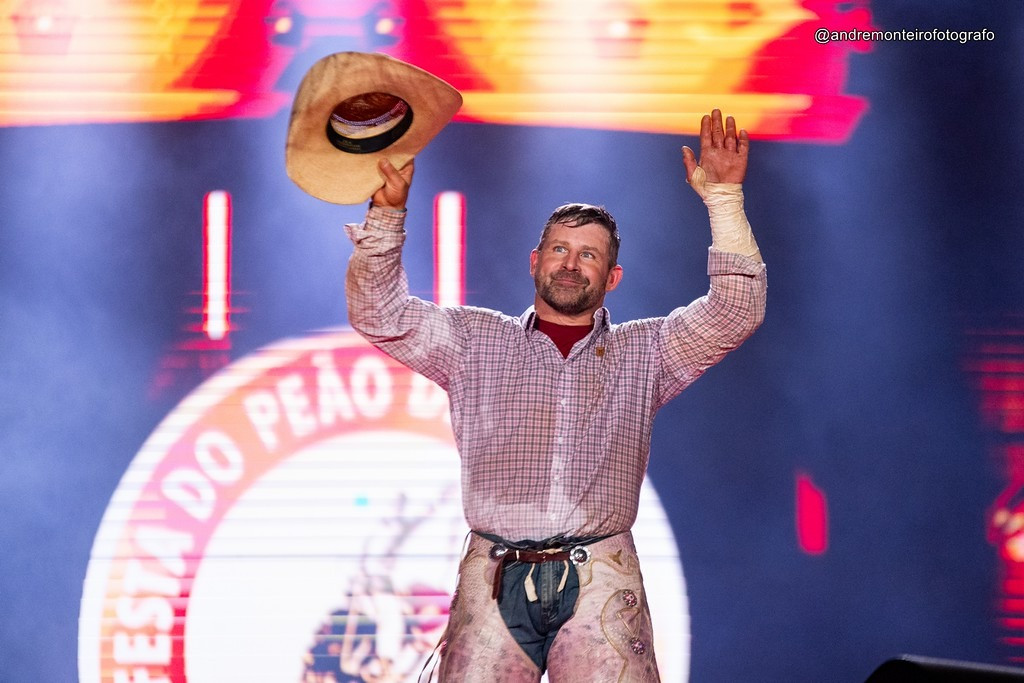 O americano Kelly Timberman se despediu das arenas com o título do Bareback em Barretos, conquistado com 174,75 pontos em sua primeira participação no evento (André Monteiro)