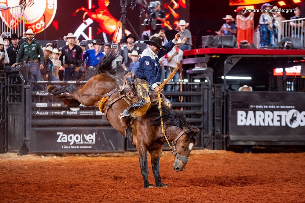 Armando Losnake, de Piratininga (SP), somou 169,25 pontos e conquistou o bicampeonato da Sela Americana na Festa do Peão de Barretos ( (André Monteiro)