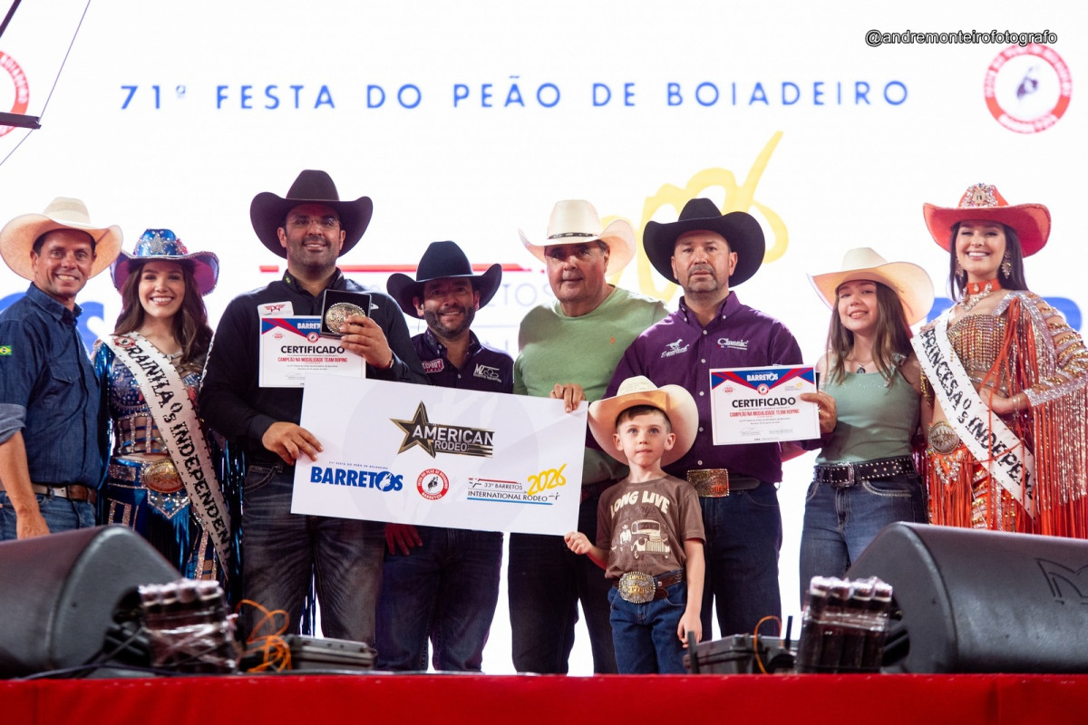 Jorge Cury e Adriano Augusto Rodrigues foram campeões da categoria Aberta do Team Roping com 4.75 e garantiram vaga no The American 2027 (André Monteiro)