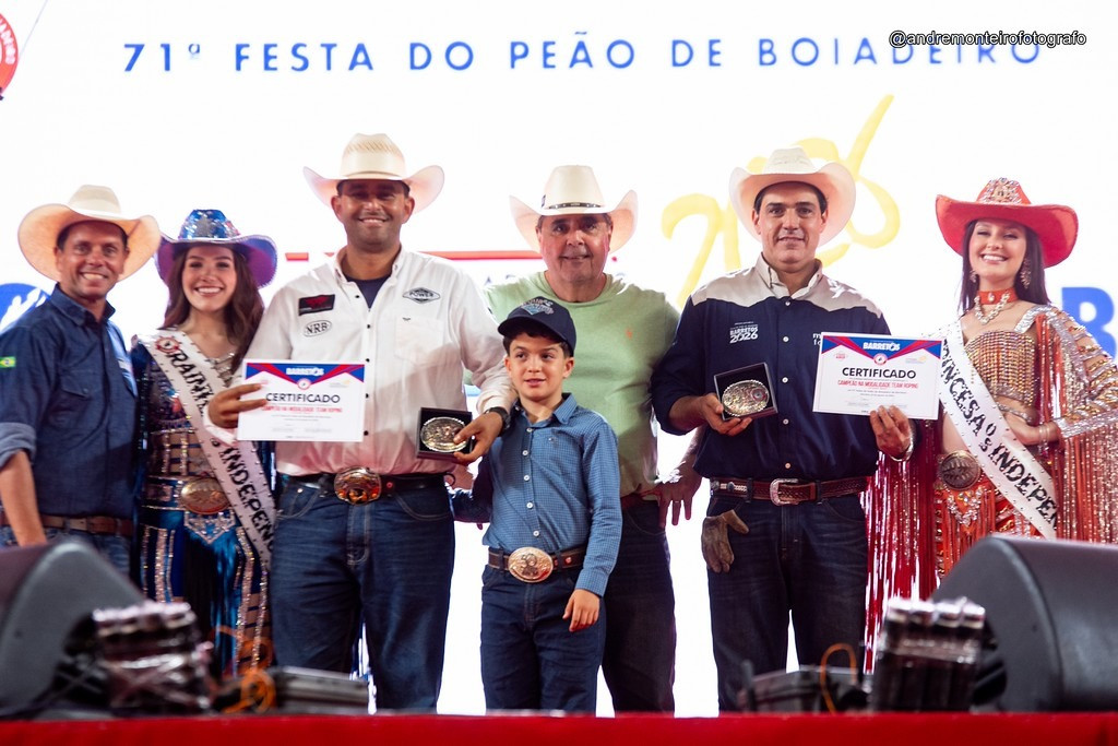 Os barretenses Henrique Gualdi Abrão Geraige e Guilherme Lopes Pinheiro venceram a categoria Amador do Team Roping com o tempo de 7.71 na final (André Monteiro)